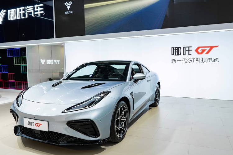 广州246哪吒汽车在智能汽车领域的表现，领途汽车在新能源汽车市场中的影响力